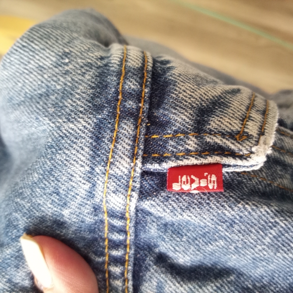 Vintage Levi's Light Blue Denim Jacket with White Lining - Picture 6 of 6